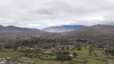 Wide-Ariel-Shot-Of-Dique-La-Pueblo-Del-Mollar,-Tucumán,-Tafí-Del-Valle,-Argentina