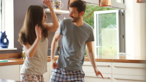 pareja bailando en la cocina