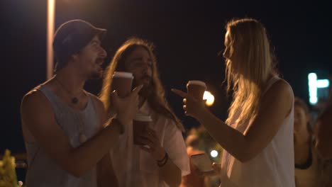 Freunde-Machen-Kaffee,-Machen-Selfie-Und-Lachen-über-Foto