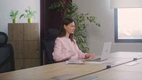 Mujer-Embarazada-Trabajando-En-La-Oficina-1