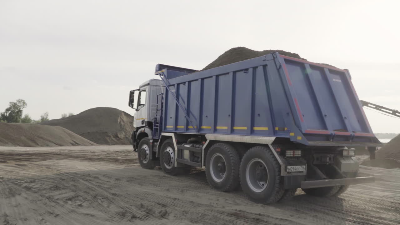 덤프 트럭이 자갈을 실어 넣는