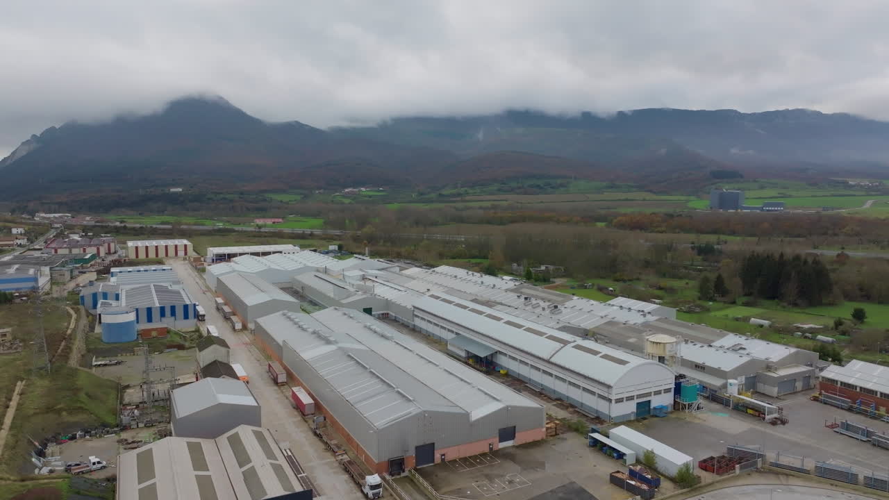 vista aérea de un gran complejo industrial en una región montañosa