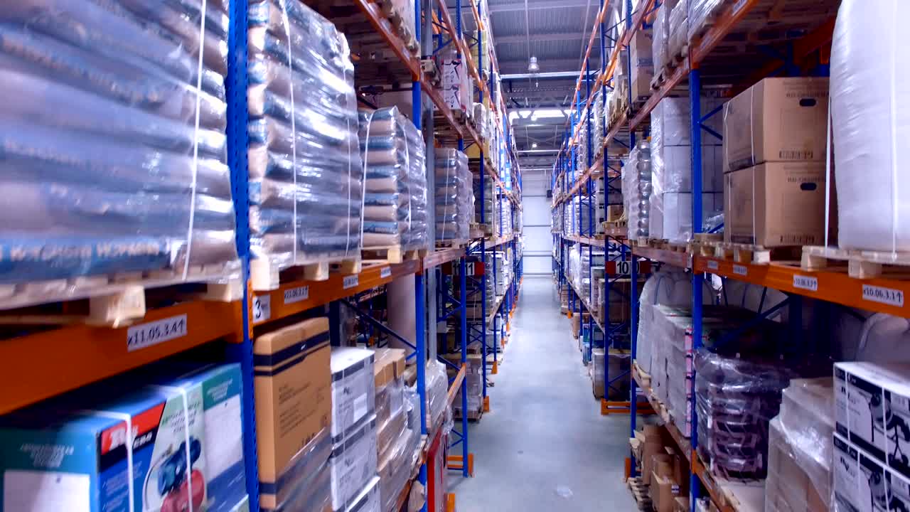 un gran almacén, almacenamiento en el interior. 4k.