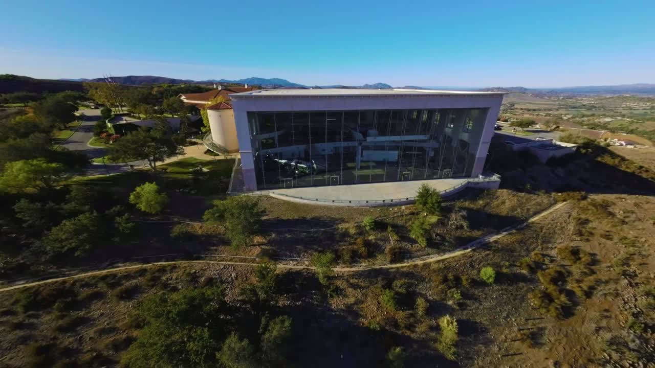 toma de drone de la biblioteca presidencial ronald reagan ubicada en mil robles california