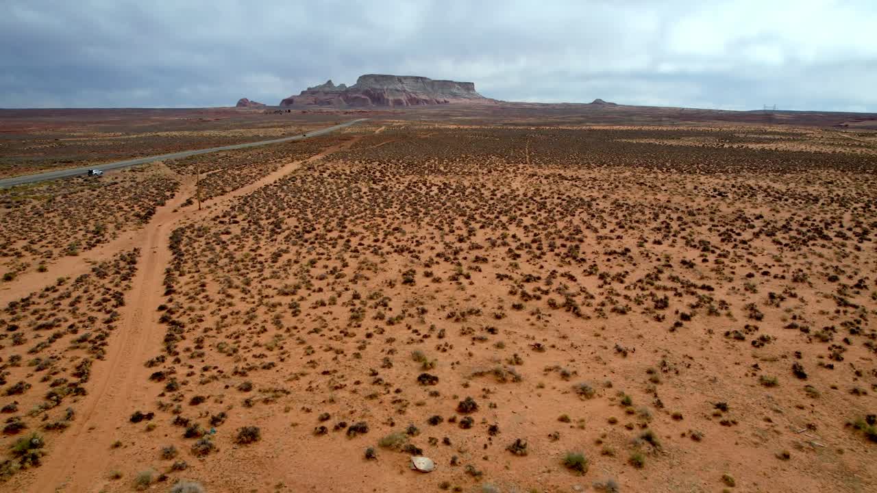molino de viento en el desierto en las afueras de prescott, arizona.