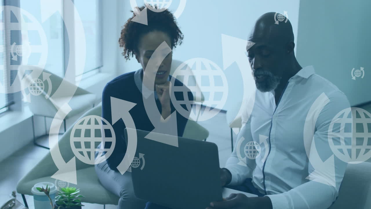 Animation af globusikoner og databehandling over diverse forretningsfolk på kontor
