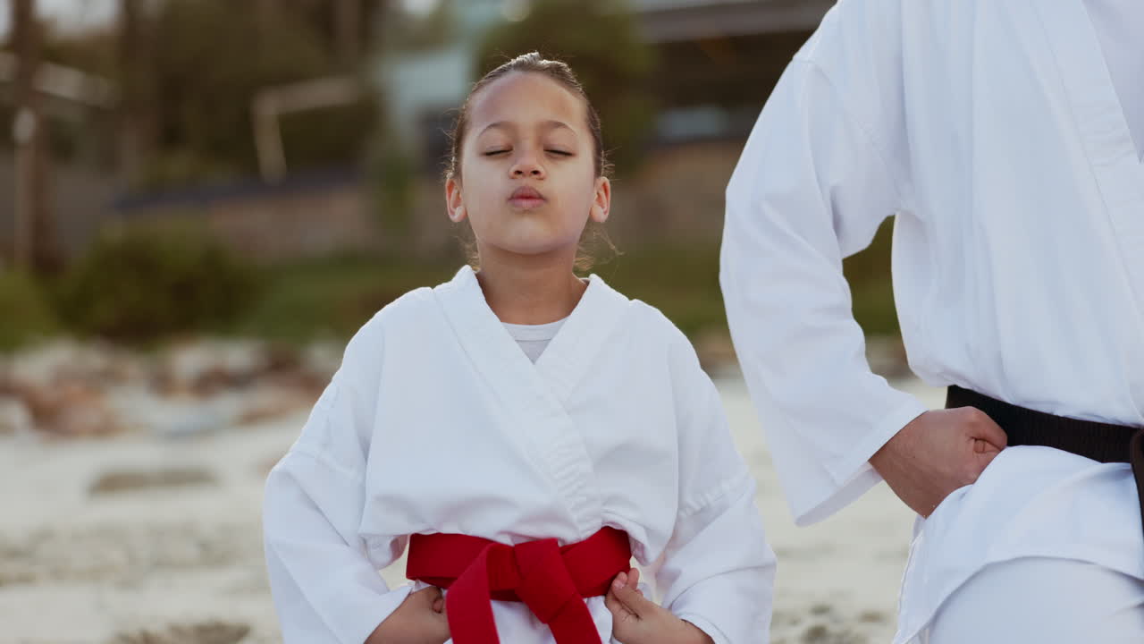 playa, maestro de karate o niño aprendiendo artes marciales