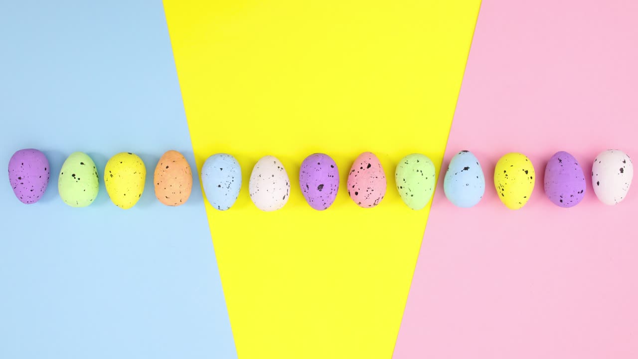 다채로운 테마에서 위아래로 움직이는 부활절 달. 움직임을 멈추십시오.