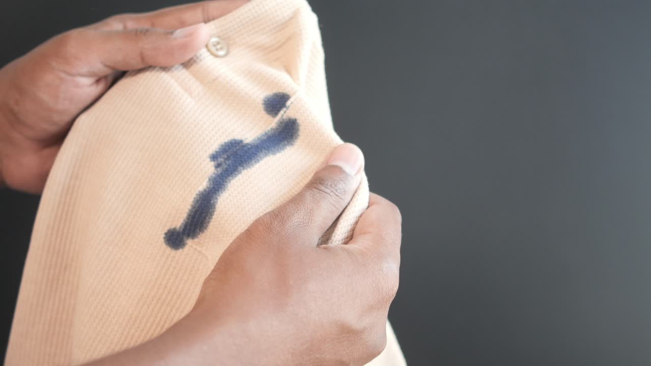 잉크 얼룩 이 있는 천 을 들고 있는 사람