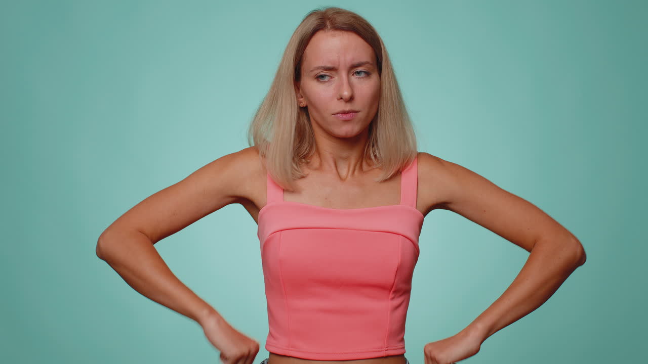 mujer grita estrés tensión problema siente horror desesperanza miedo sorpresa shock expresa rabia