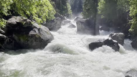 Yosemite-Mist-Trail-Río-Y-Rocas-Sesión-Estática