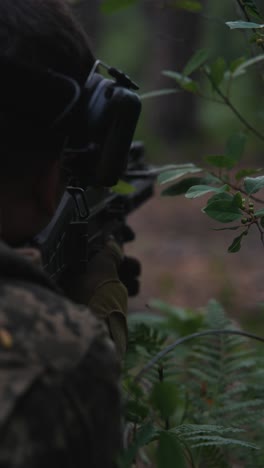 soldado en uniforme de camuflaje con rifle