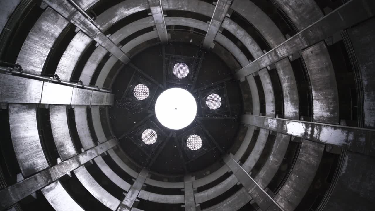 agua goteando de agujeros en el techo de konditaget luders en nordhavnen, copenhagen