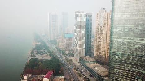 Drohnenaufnahmen-Von-Changsha-An-Einem-Nebligen,-Dunstigen-Morgen,-China