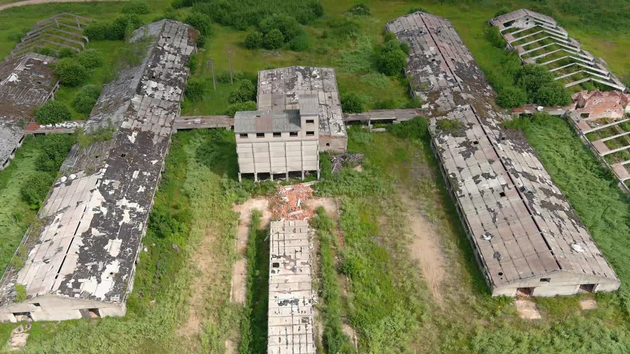 vista aérea del edificio abandonado en la europa rural