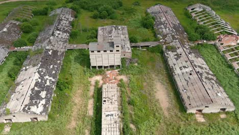 Vista-Aérea-Del-Edificio-Abandonado-En-La-Europa-Rural