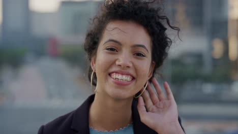 Retrato-Hermosa-Joven-Hispana-Mujer-De-Negocios-Sonriendo-Corriendo-De-La-Mano-A-Través-Del-Cabello-Disfrutando-De-Un-Exitoso-Estilo-De-Vida-Urbano-En-La-Ciudad-Con-Elegantes-Aretes