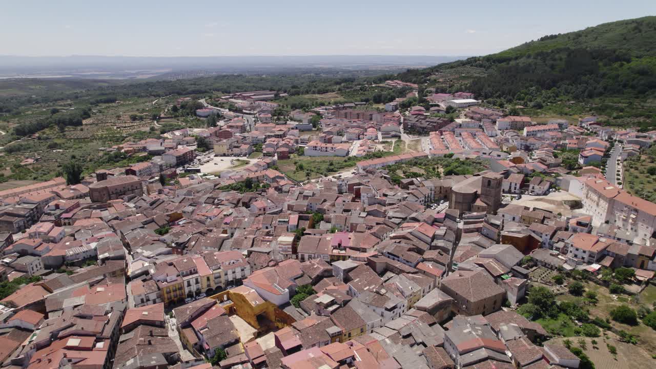 Jara&iacute;z de la Vera Cityscape: Vibrant Spanish Charm