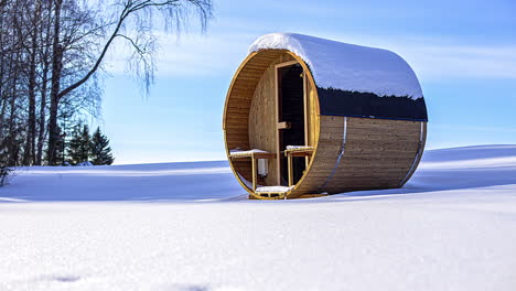 Barril-De-Sauna-Termowood-Aislado-Cubierto-De-Nieve-Durante-El-Lapso-De-Tiempo-Del-Atardecer