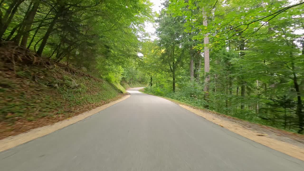 Guida lungo una bellissima strada di montagna