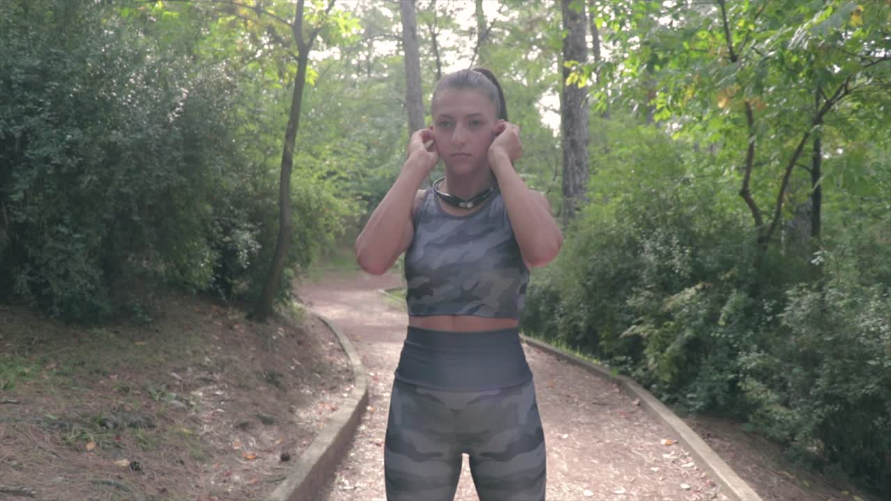 chica escuchando música con auriculares mientras corre