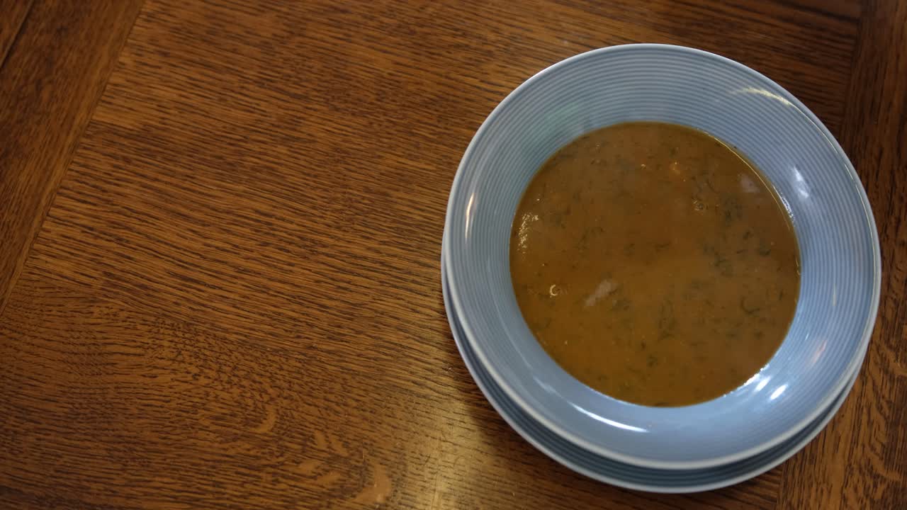 preparación de sopa de marisco con cigala roja guarnición de bogavante con smietana y perejil