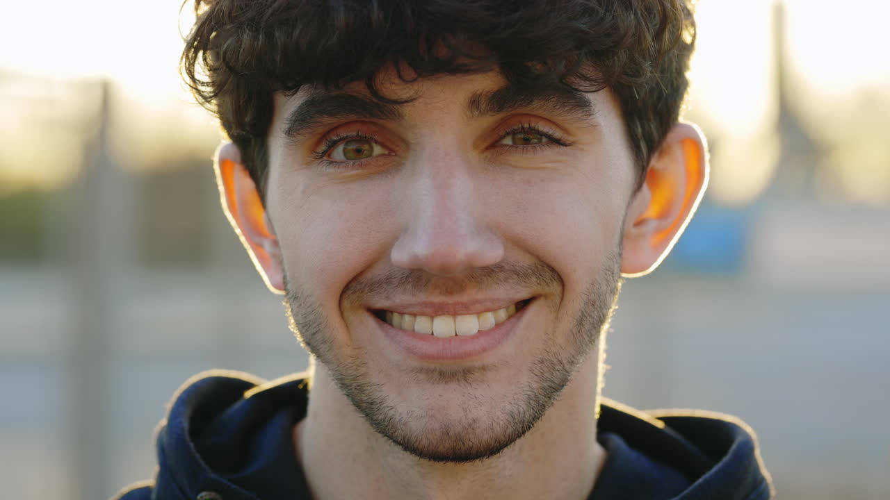 retrato de un joven sonriente
