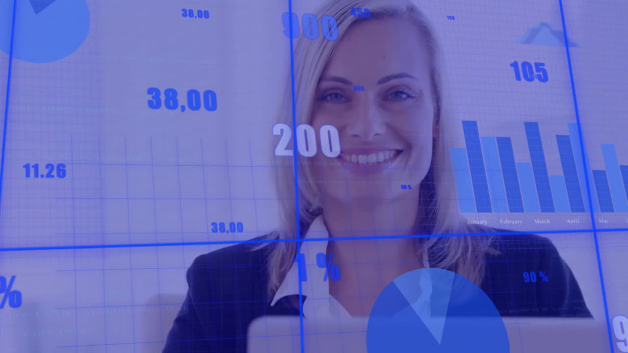 animación del procesamiento de datos sobre una mujer de negocios caucásica que usa una computadora portátil