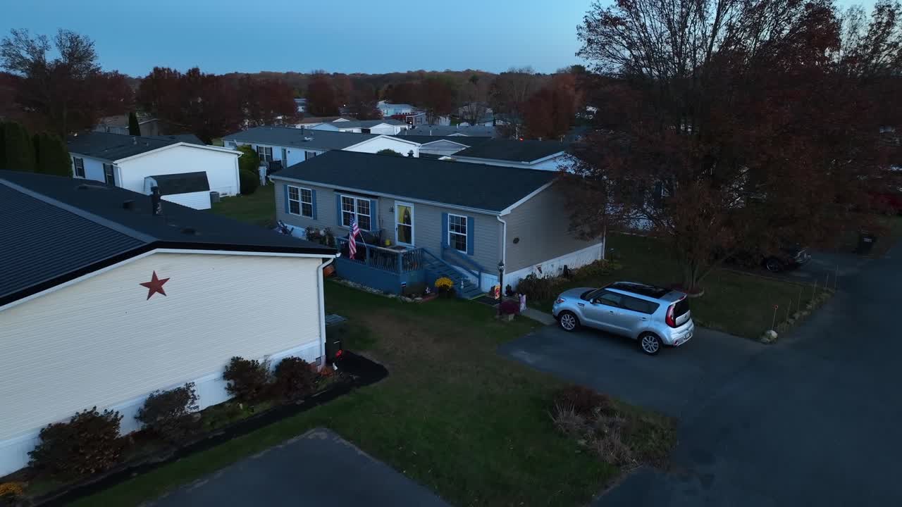 el anochecer en el parque de caravanas de casas móviles