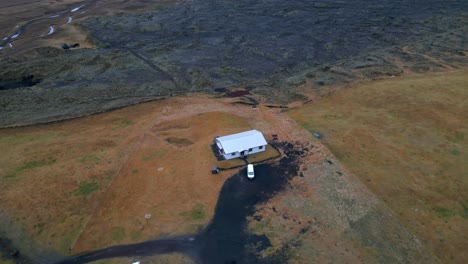 Lonely-house-in-the-middle-of-Iceland's-wild-terrain,-Drone-Shot