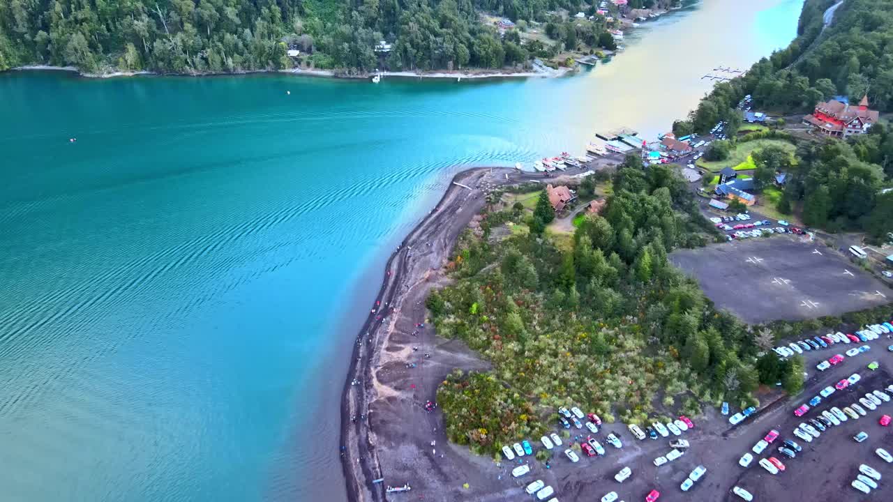 vista aérea del carro desde el muelle en el lago todos los santos, sur de chile