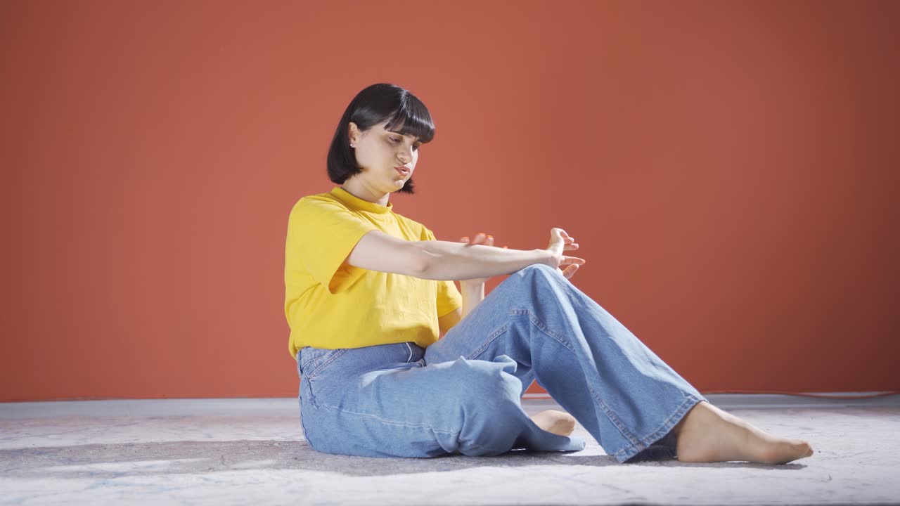 그녀의 언어로 모욕받는 여성.