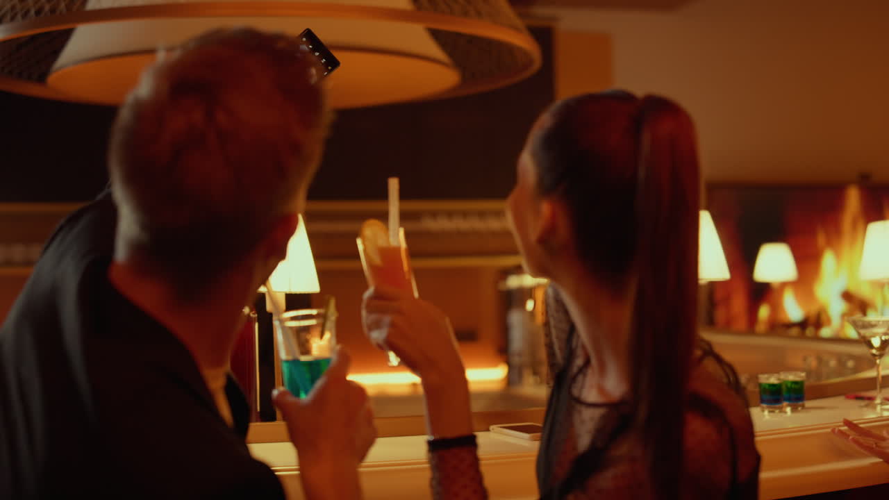 테일과 함께 사진을 찍는 친구들