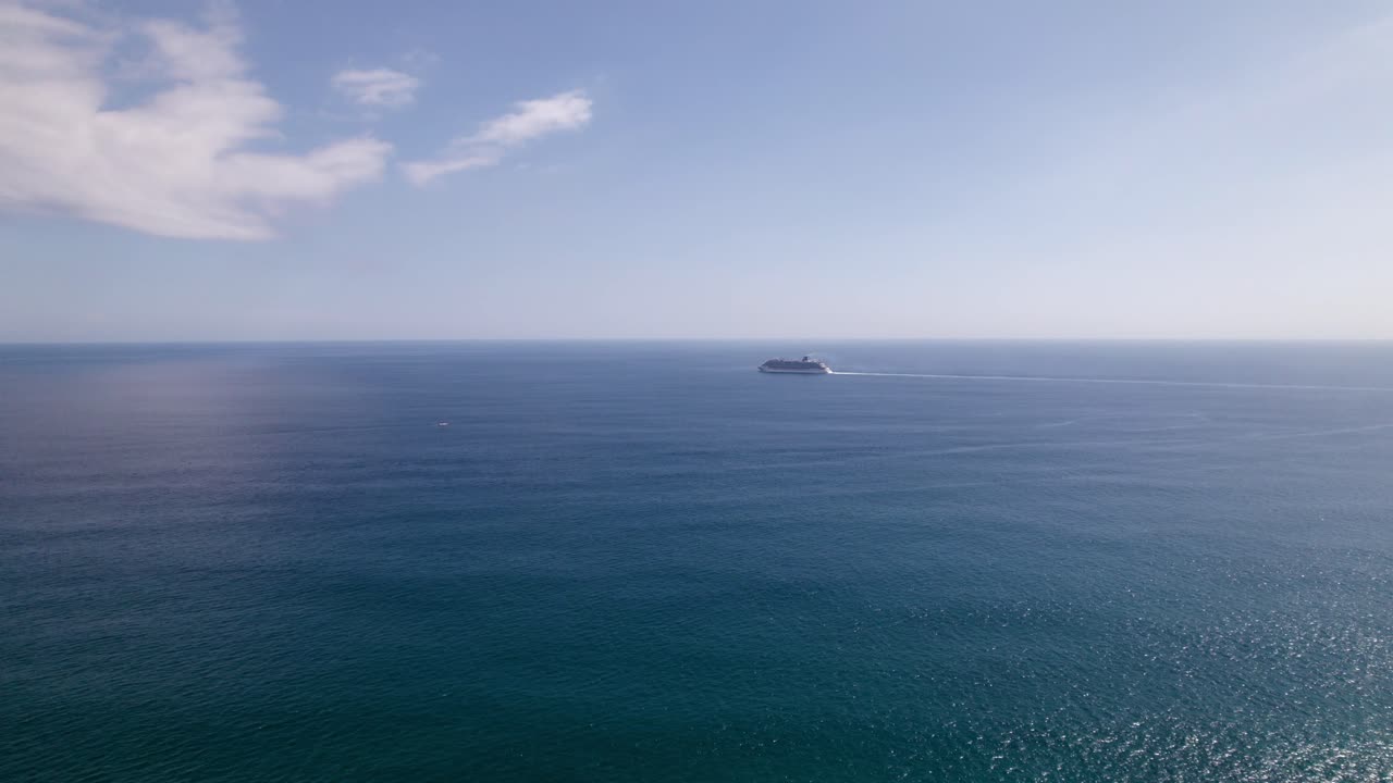 크루즈 선박이 바다 한가운데에서 멀리 있습니다.