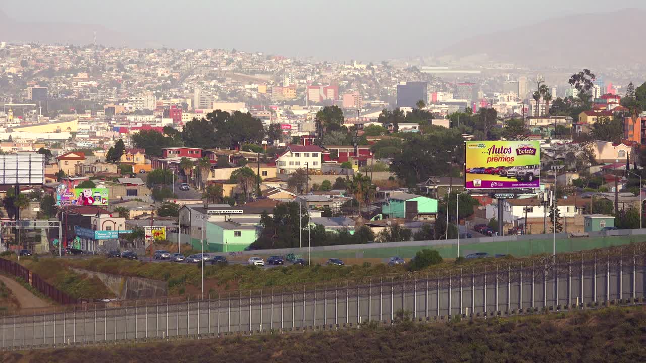 국경 벽이나 울타리에서 볼 때 교통은 멕시코 티후아나를 통해 이동합니다.