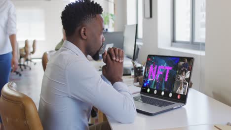 Video-De-Un-Hombre-Afroamericano-Que-Tiene-Una-Videollamada-Nft-En-Una-Computadora-Portátil-Con-Diversos-Compañeros-De-Trabajo