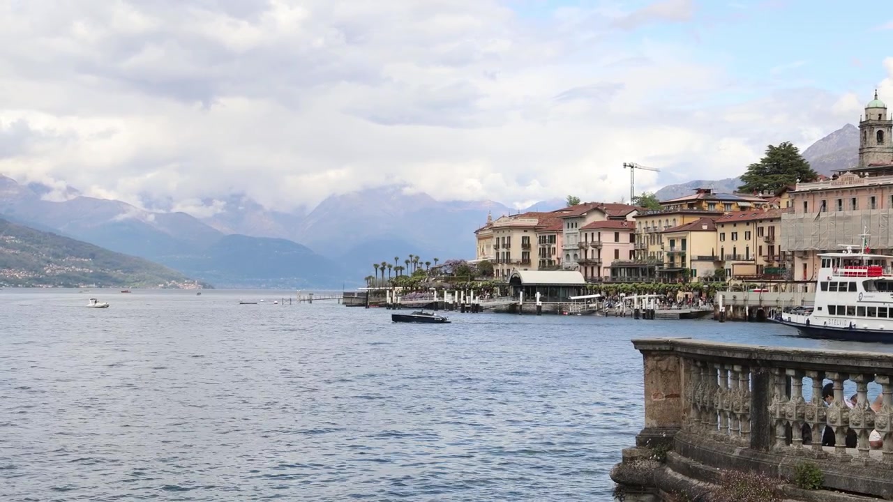 Bateau quittant la ville de Bellagio sur le lac de Côme, mise en scène