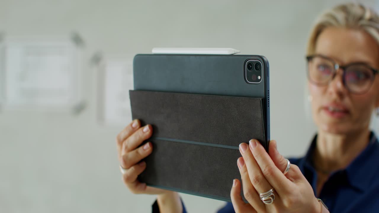mujer usando una tableta