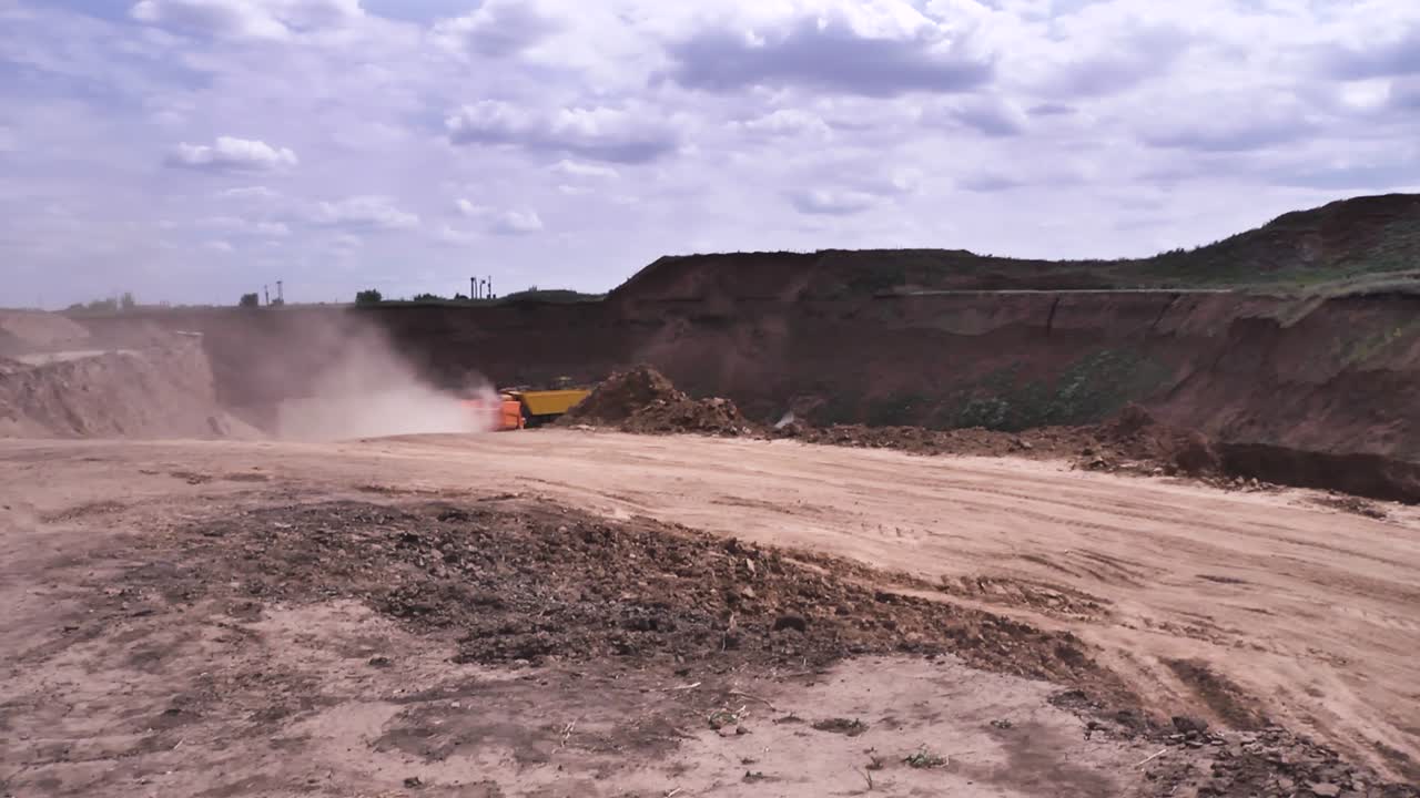 sitio de excavación de cantera con maquinaria pesada
