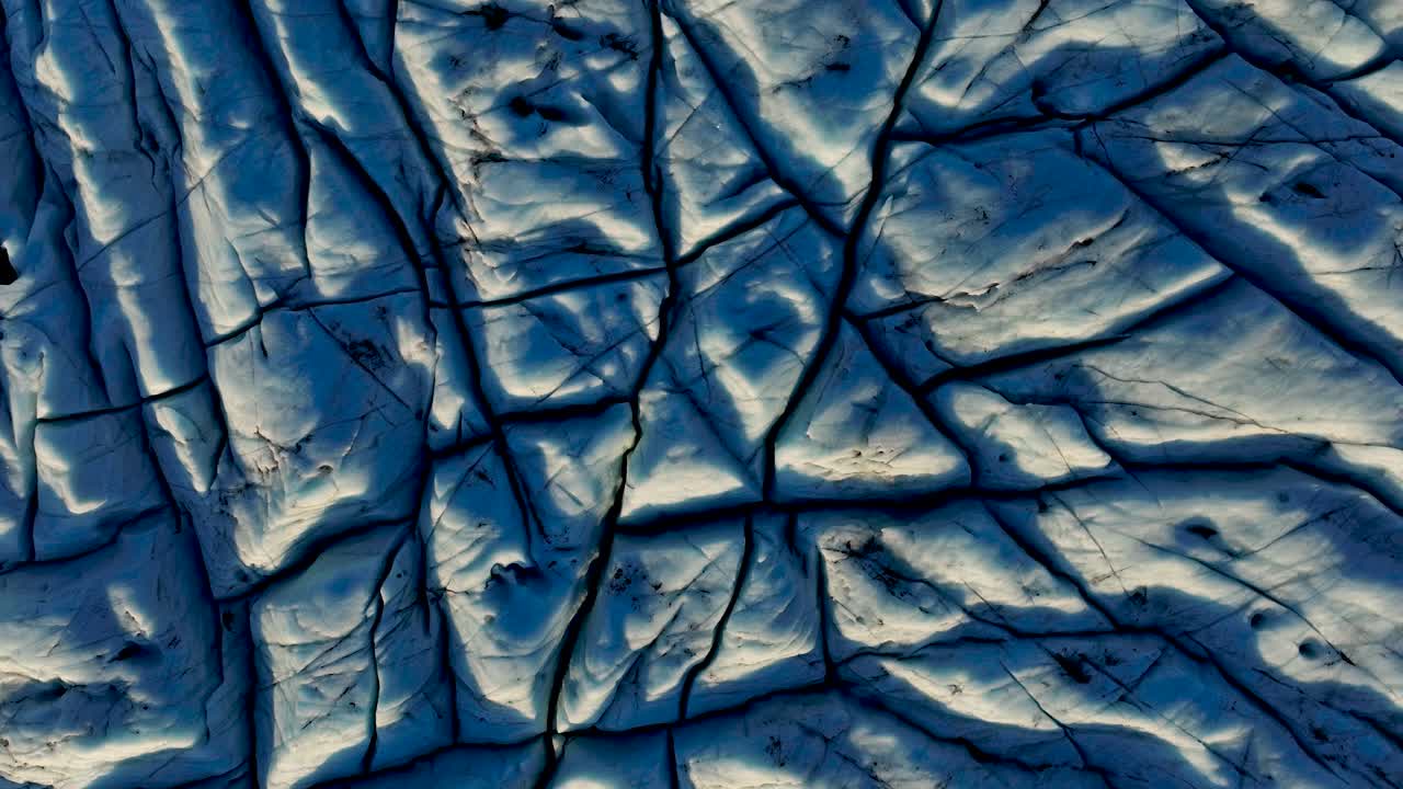 vista superior de las carvas en la salida del glaciar skaftafellsjokull en el sur de islandia - toma de avión no tripulado