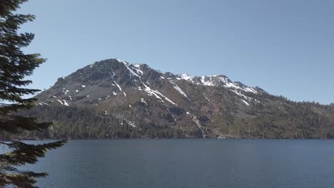 Agua-Quieta-En-La-Bahía-Esmeralda-Del-Lago-Tahoe