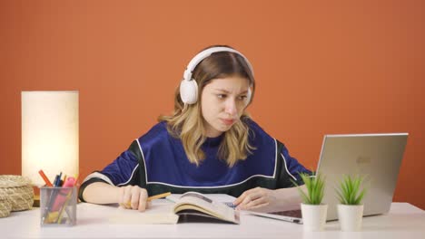 la mujer joven mirando la computadora portátil es reflexiva.