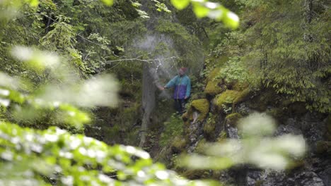 hombre con humo rosa en el bosque
