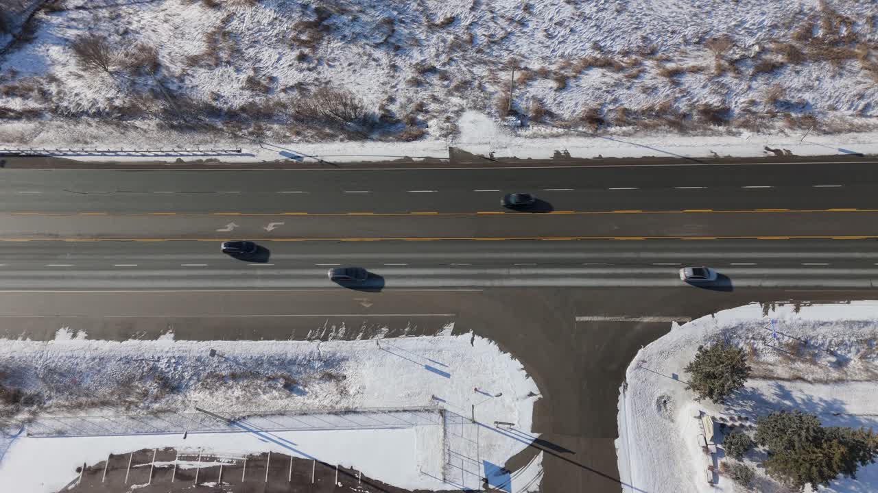 가운 교통, 공중 전망, 야외의 겨울 장면과 함께 눈 인 캐나다 고속도로
