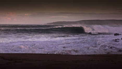 Grandes-Olas-Llegan-A-La-Playa-Después-De-Una-Gran-Tormenta-En-Cámara-Lenta-2