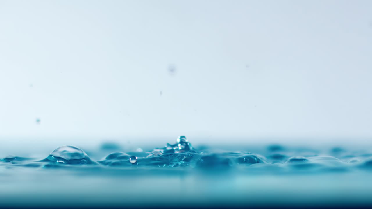 Nahaufnahme eines Wassertropfens in Superzeitlupe