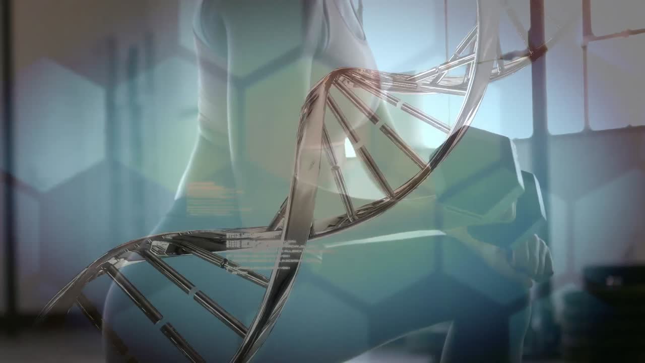 체육관에서 덤벨로 운동하는 건강한 여성의 중간 섹션에 대한 의료 데이터 처리