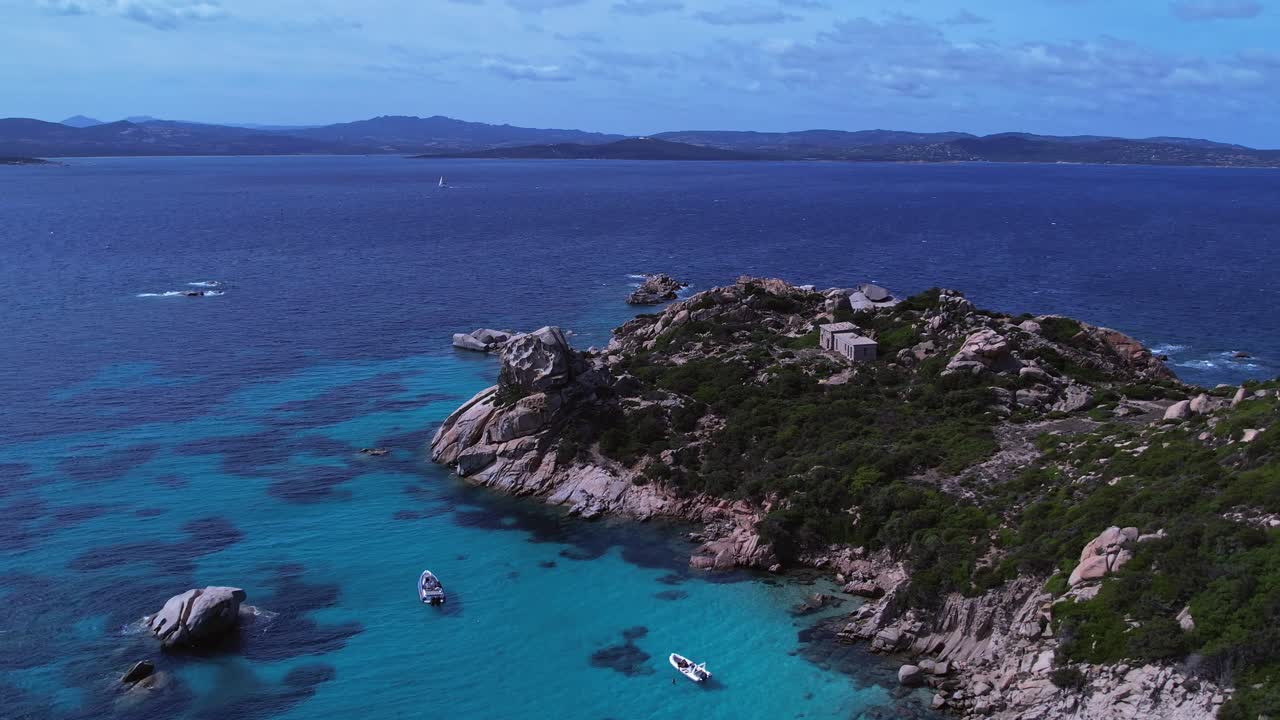 Baie de pirates aigue-marine turquoise à Isola Rossa, Sardaigne, Italie, vue aérienne.