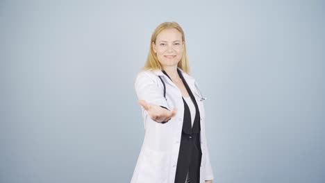 el médico extiende una mano de ayuda.