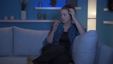 mujer que tiene un colapso nervioso en casa por la noche.
